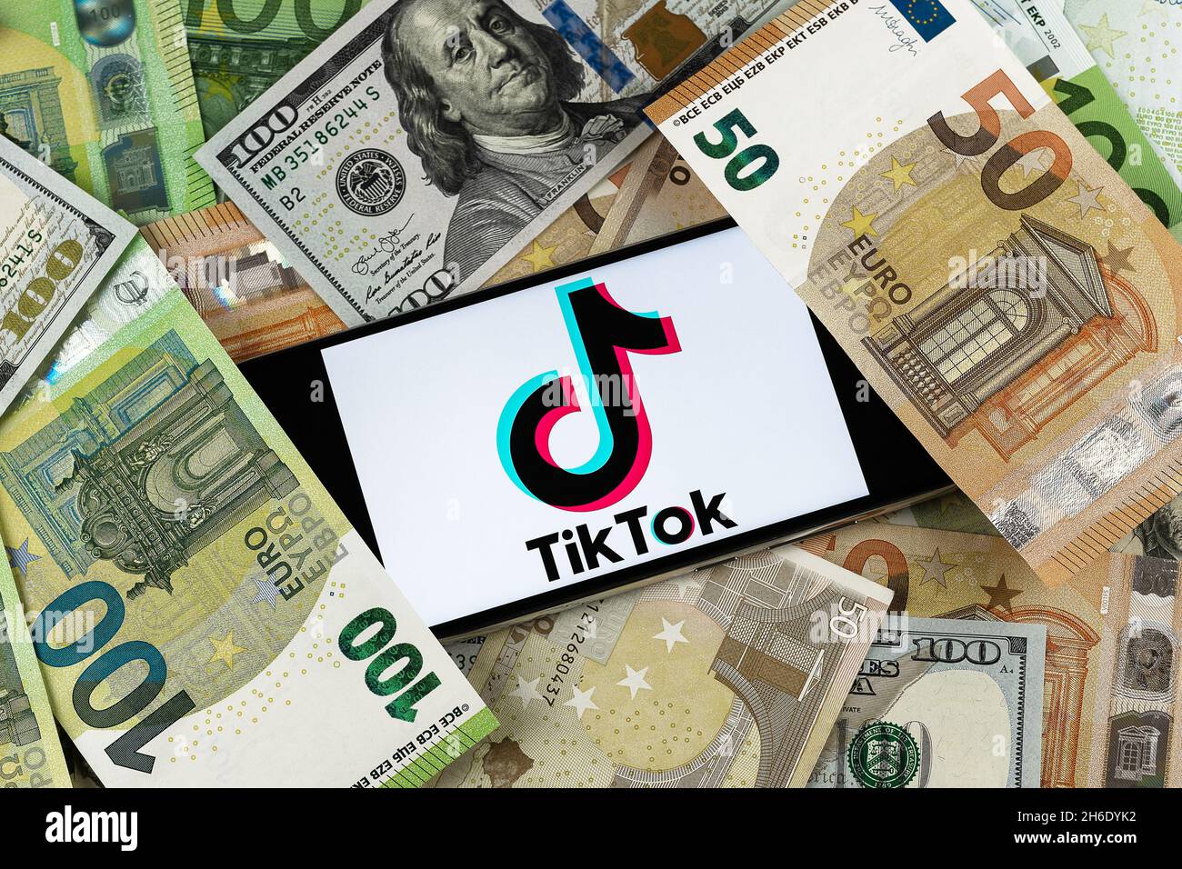 Tiktok editoriale. Foto illustrativa per notizie su Tiktok - un servizio di social networking incentrato sulla condivisione video Foto Stock