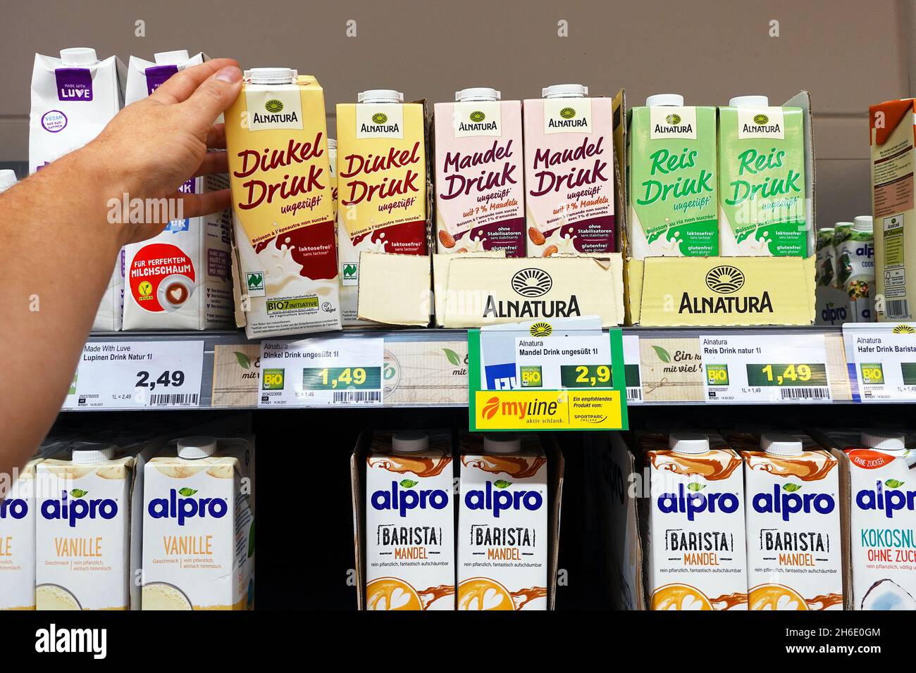 Succedanei del latte di Alnatura in un negozio Foto Stock
