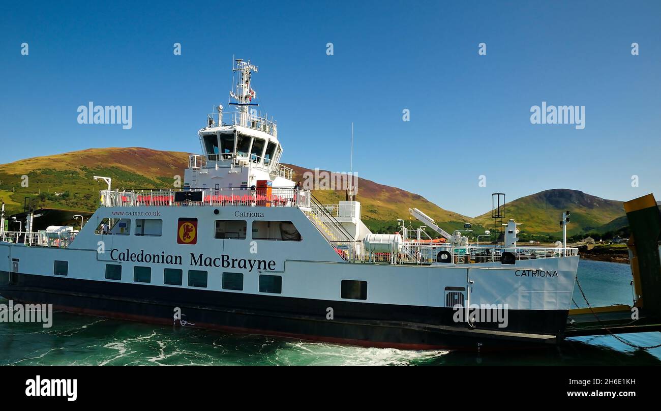Il traghetto Caledonian Mac Brayne sulla rotta tra Lochranza, Arran e Claonaig sulla penisola di Kintyre, arrivando al molo di Lochranza Foto Stock