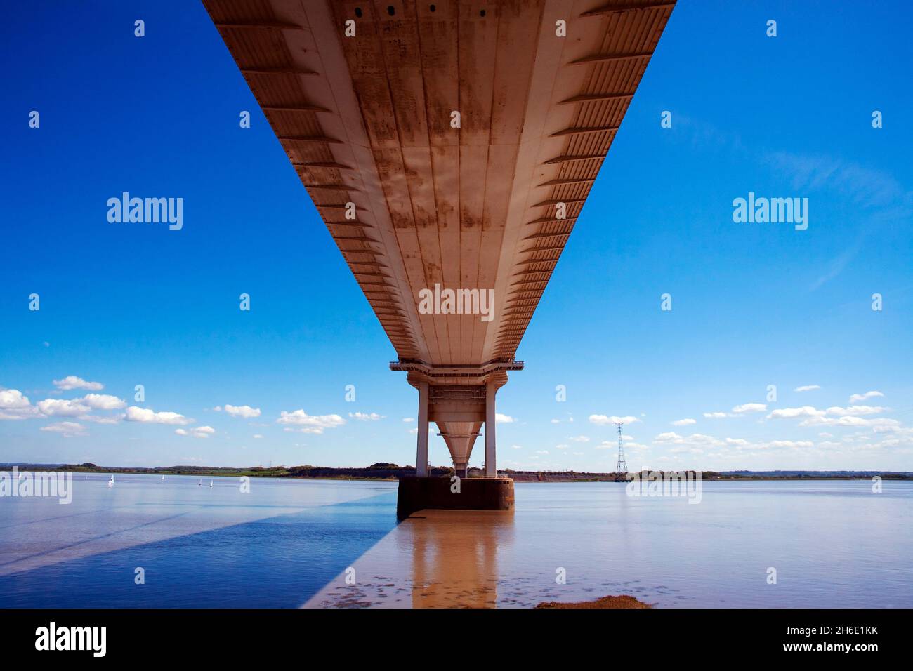 Ponte stradale sospeso sul fiume Severn tra Galles e Inghilterra sotto la carreggiata dal lato gallese vicino al vecchio spazio copia Ferry Inn Beachley Foto Stock