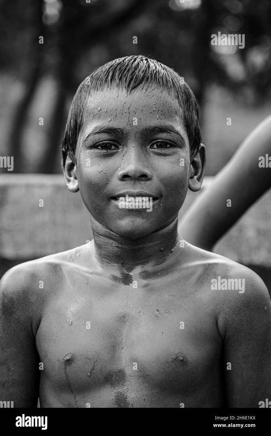 un povero ritratto di ragazzo indiano Foto Stock
