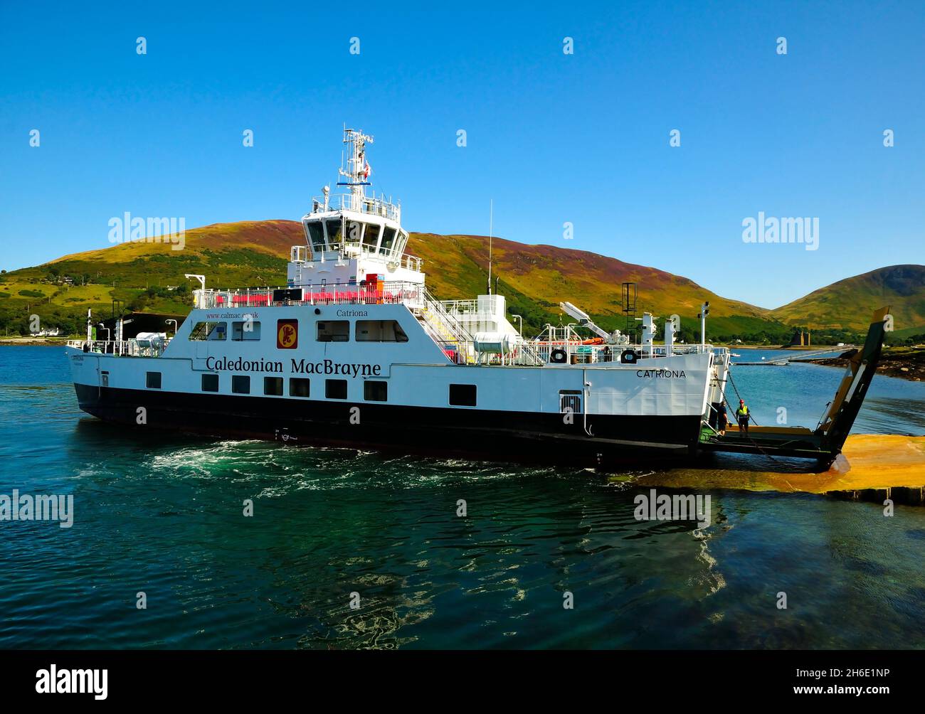 Il traghetto Caledonian Mac Brayne sulla rotta tra Lochranza, Arran e Claonaig sulla penisola di Kintyre, arrivando al molo di Lochranza Foto Stock
