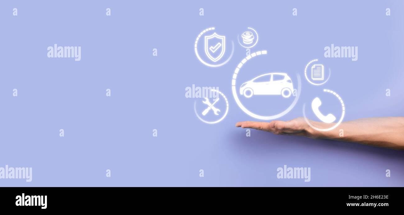 Composito digitale di uomo che tiene auto ICON.Car assicurazione auto e servizi auto concetto. Uomo d'affari con l'offerta del gesto e dell'icona dell'automobile. Foto Stock