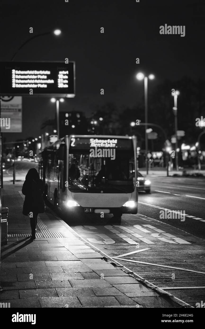 In attesa dell'autobus ad Amburgo. Foto Stock