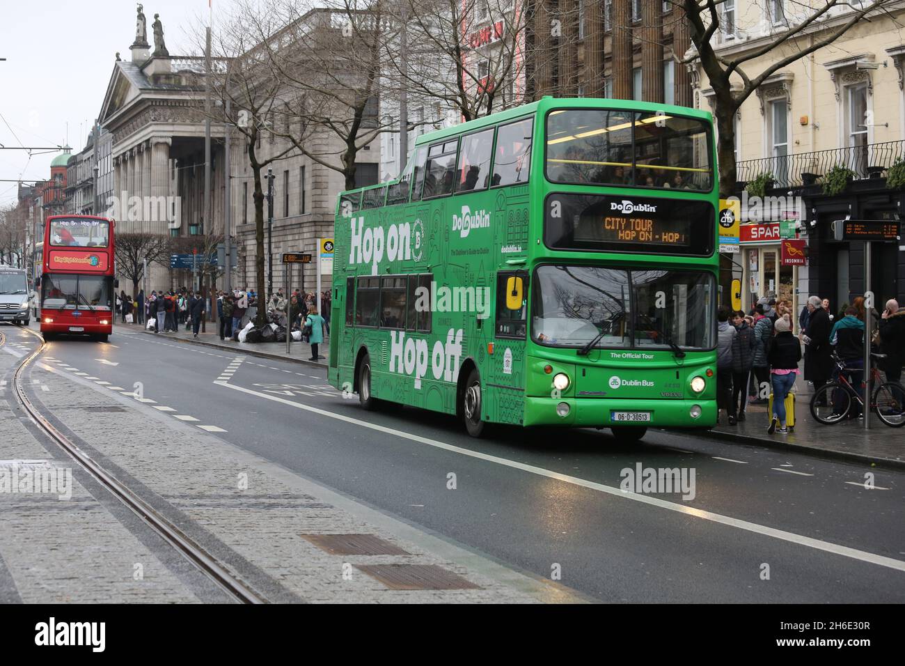 Autobus su o'Connell Street a Dublino mentre la stagione turistica si trasforma in azione Foto Stock