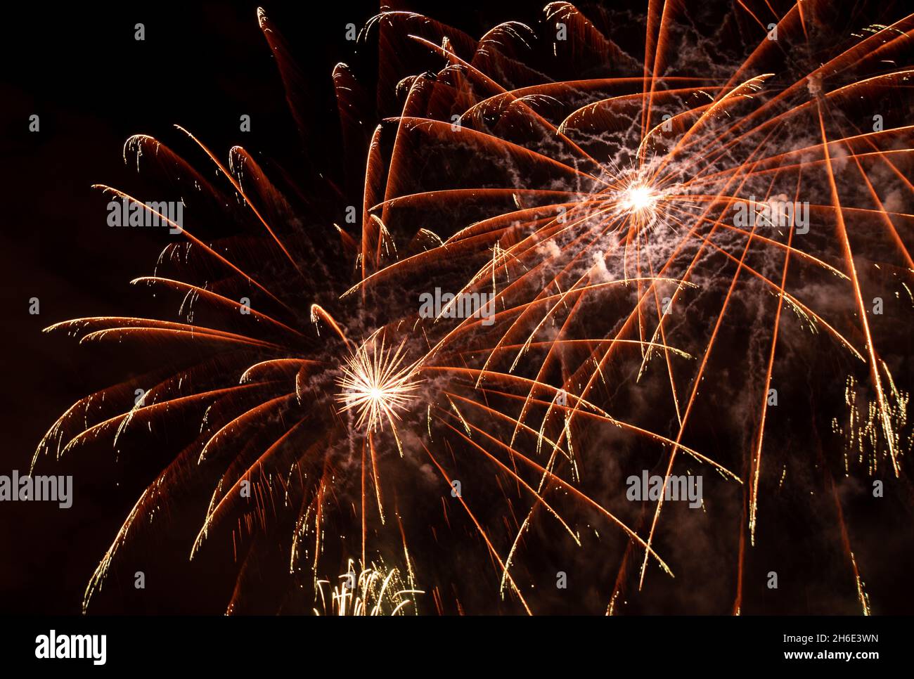 Bellissimi fuochi d'artificio di Capodanno. Cielo scuro. Foto Stock