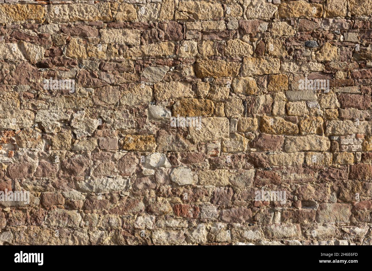 Muro di pietra come sfondo o tessitura. Parte di un muro di pietra, per sfondo o tessitura, muro di mattoni. Foto Stock