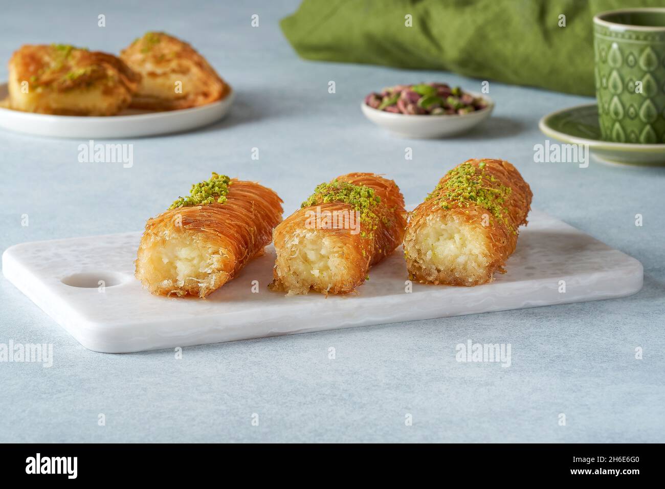 Medio Oriente dolci mabroma rotolo con cheese e pistacchio. Dessert Ramadan. Primo piano Foto Stock