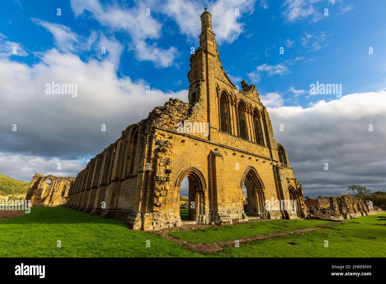 L'ingresso alla rovinata Abbazia di Byland nel North York Moors National Park, Yorkshire, Inghilterra Foto Stock