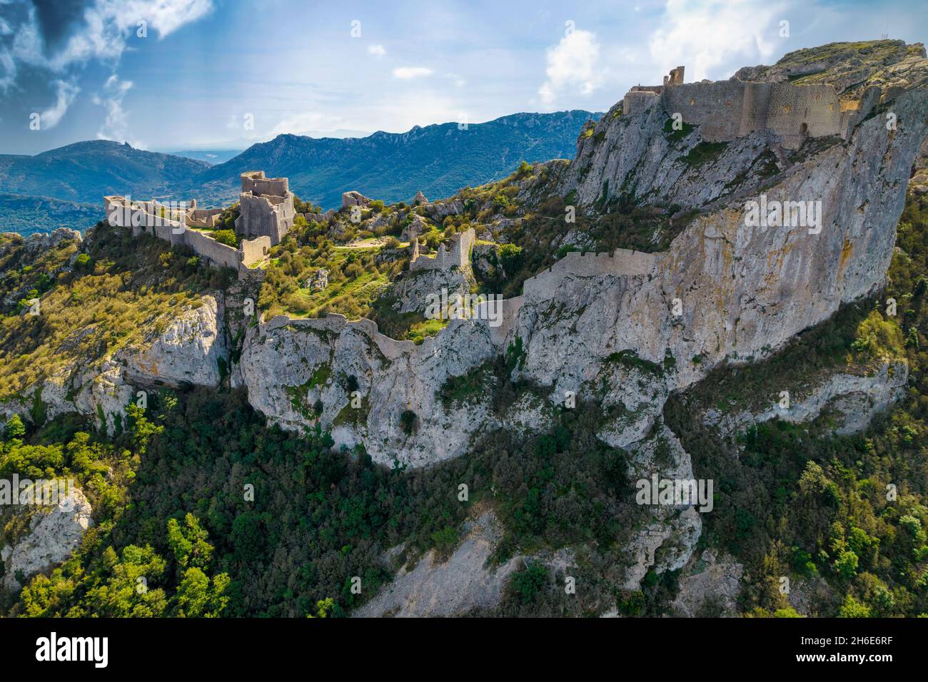 Scatto aereo del castello medievale cataro Peyrepertuse nel sud della Francia Foto Stock