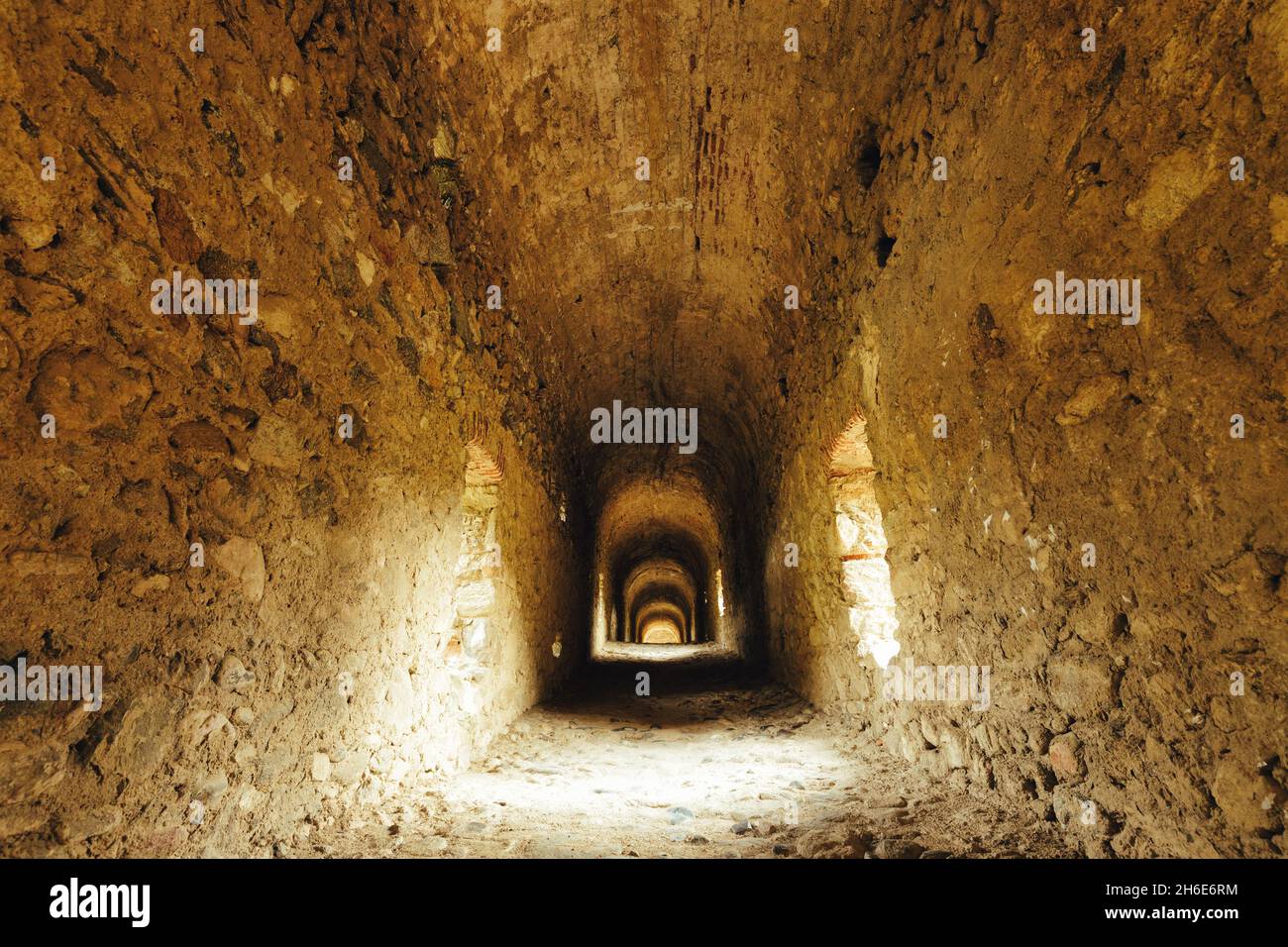 Tunnel all'interno dell'acquedotto romano di Ansignano, Francia Foto Stock