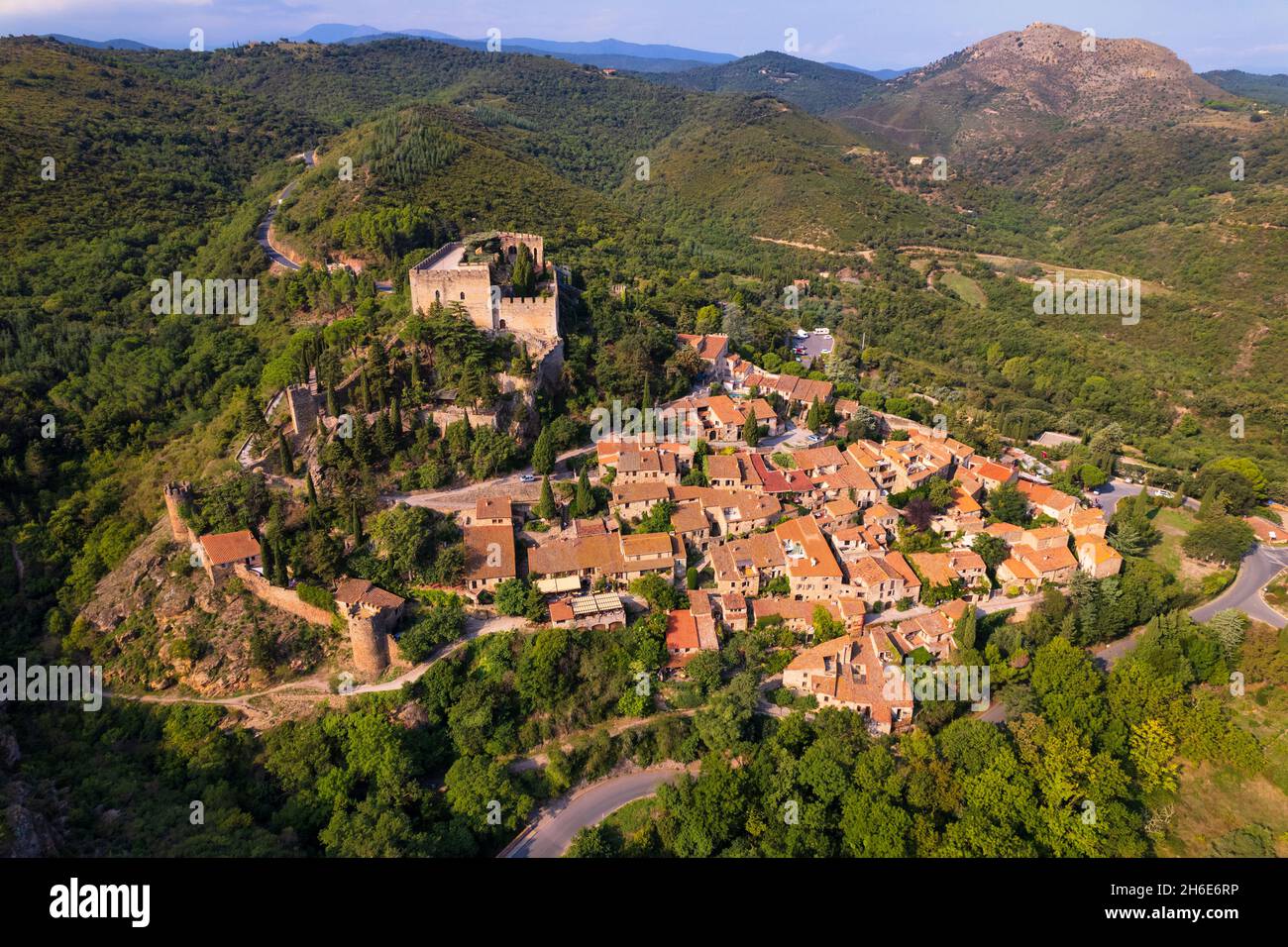 Foto aerea di Castelnou famoso paesino francese con il castello Foto Stock