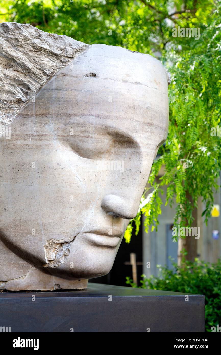 'Storm Head II' (2018) scultura in pietra di una testa di Emily Young a Neo Bankside, South London, UK Foto Stock