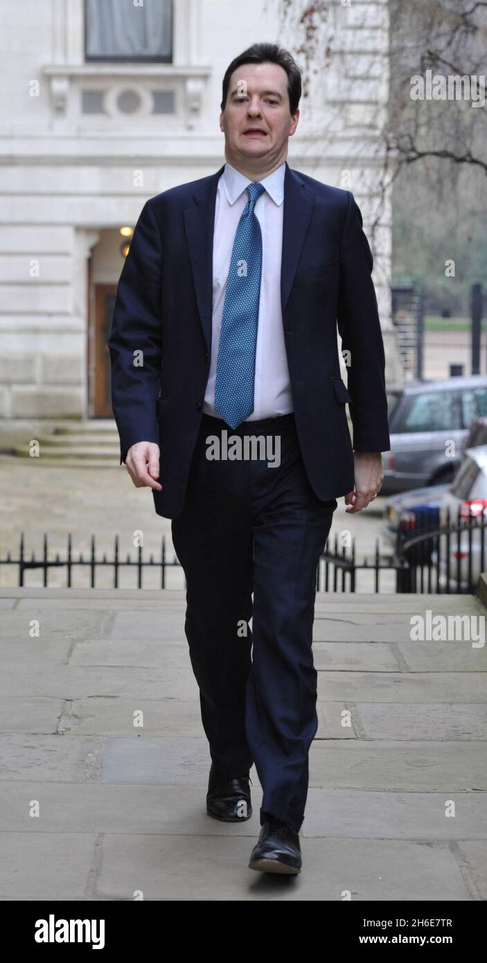 Il Cancelliere George Osborne arriva a Downing Street questa mattina prima del budget di domani. Foto Stock
