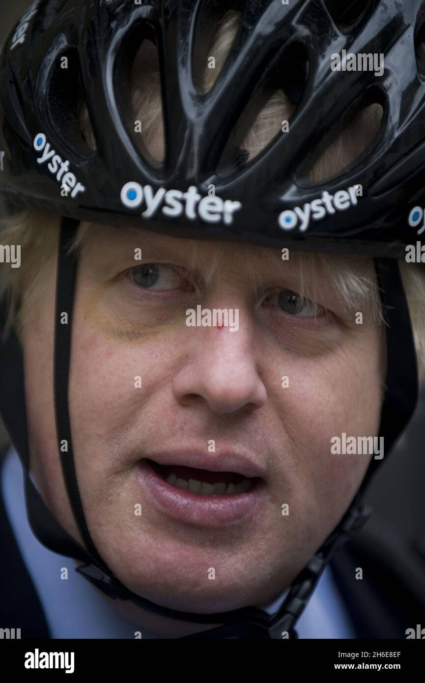Il sindaco di Londra Boris Johnson ha un occhio nero quando arriva a un seggio di Londra per votare questa mattina. Foto Stock