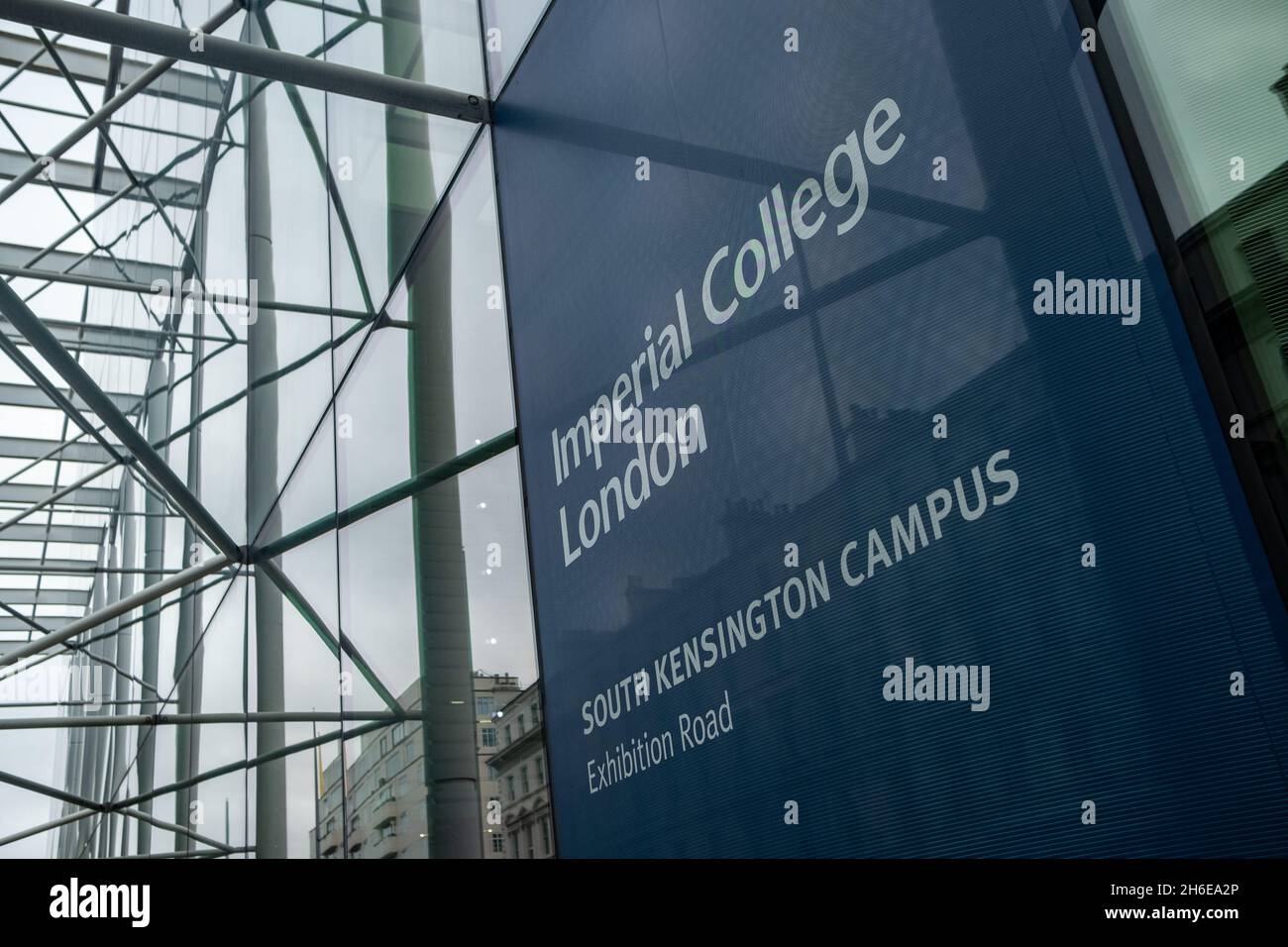 Londra - Novembre 2021: Imperial College London, un famoso cartello con la facciata dell'università britannica sull'edificio del campus di South Kensington Foto Stock