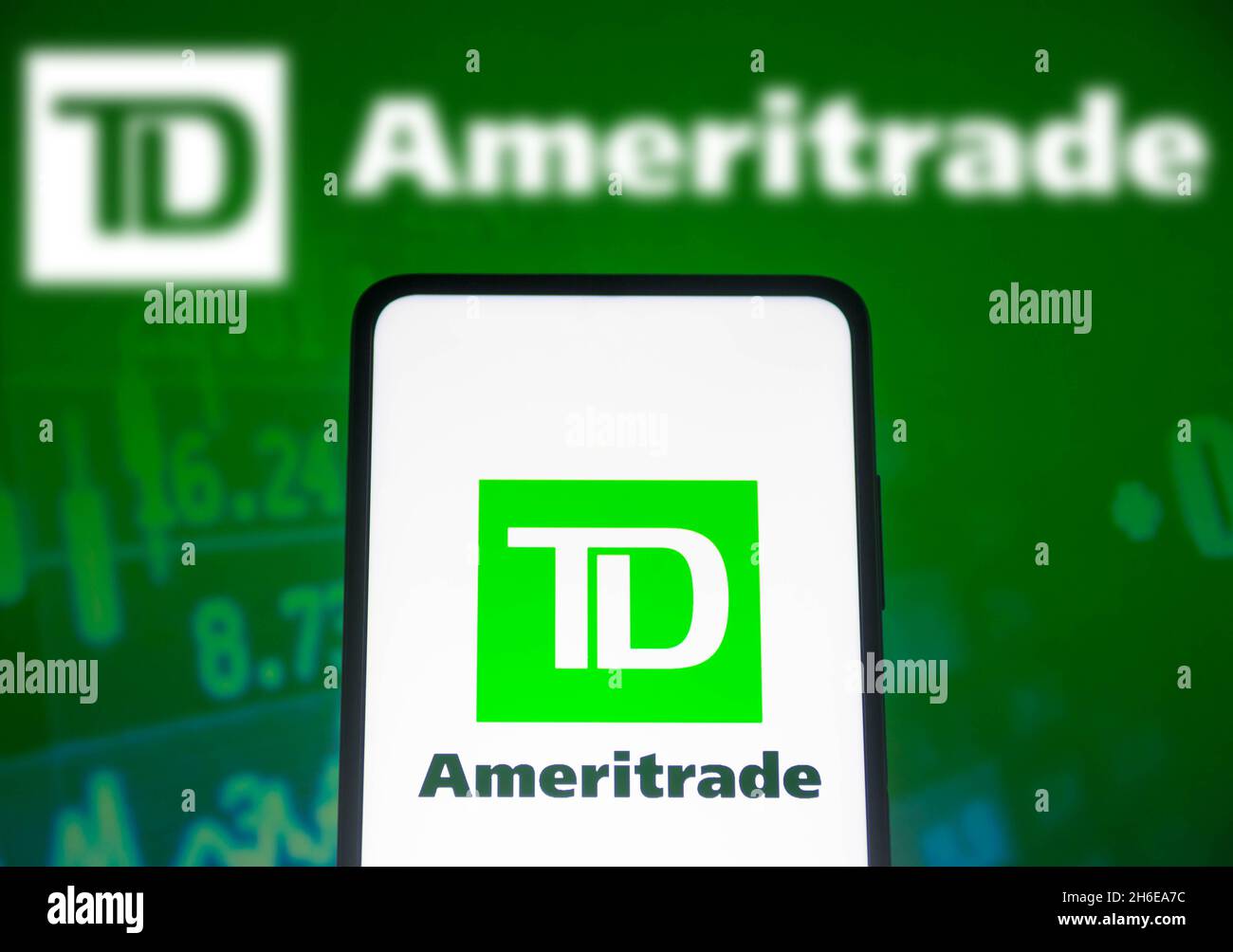 In questa foto è mostrato un logo TD Ameritrade Holding Corporation sullo schermo di uno smartphone e sullo sfondo. (Foto di Rafael Henrique / SOPA Images/Sipa USA) Foto Stock