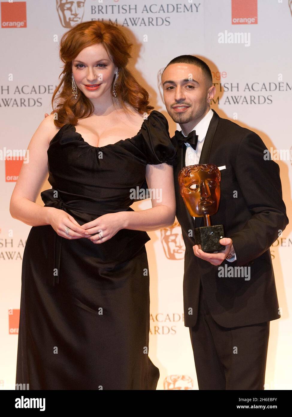 Christina Hendricks (L) e Adam Deacon, vincitore del premio Orange Wednesday Rising Star Award, si presentano nella sala stampa all'Orange British Academy Film Awards 2012 presso la Royal Opera House Foto Stock