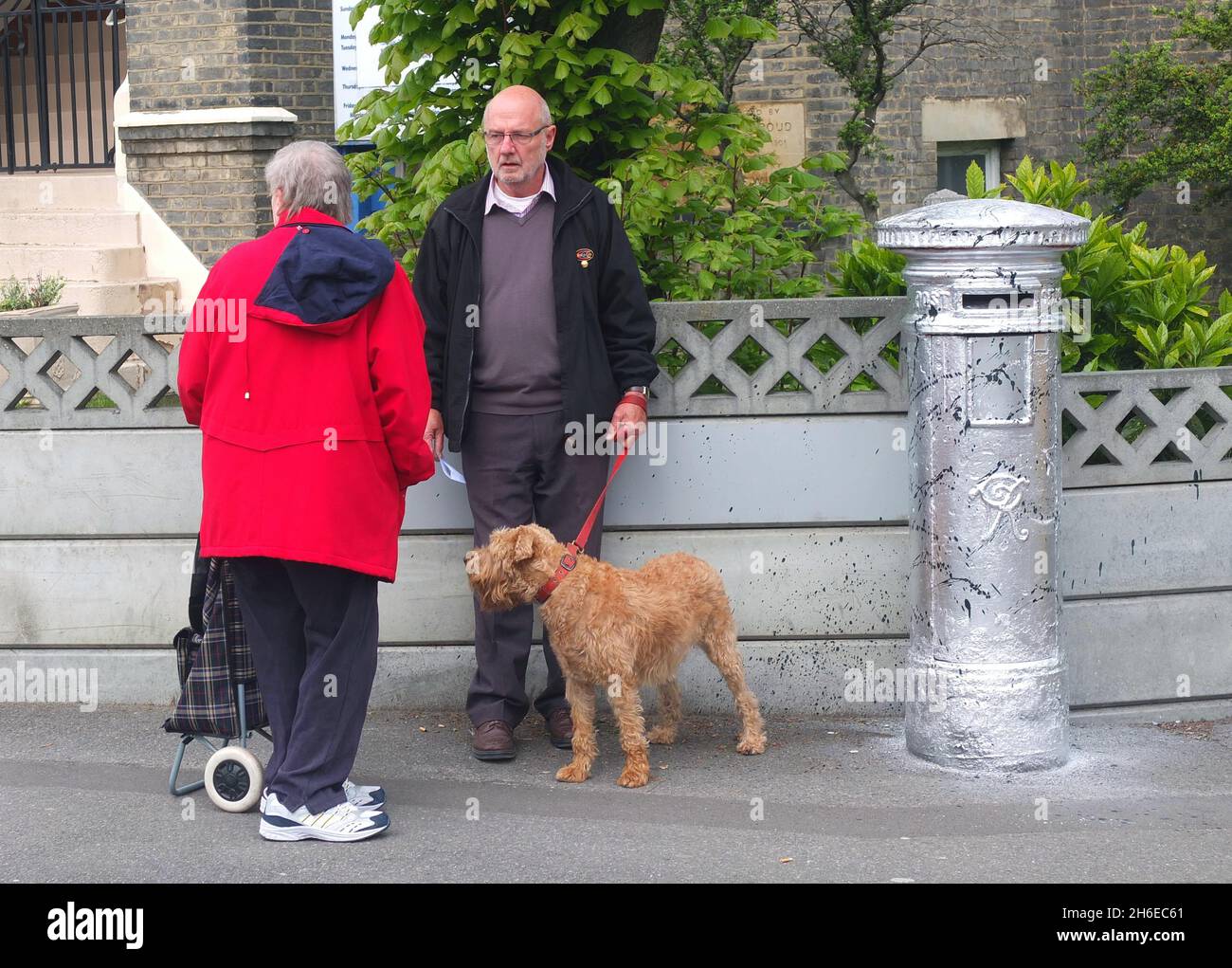 La posta di prima classe è stata portata in una nuova dimensione questa mattina quando gli abitanti locali a Leytonstone, Londra orientale, scoperto che la loro casella postale è stata spruzzata completamente argento durante la notte. Locale cavie David Bull di 69 anni ha detto 'sono stato un po 'confuso questa mattina quando si invia la mia lettera come di solito si vede la casella rossa in lontananza. So che è graffiti, probabilmente fatto dai capretti annoiato, ma fa un cambiamento dalla scatola tradizionale del alberino ed è un po'di dichiarazione come pezzo d'arte anche! È stato un punto di discussione qui stamattina" Foto Stock