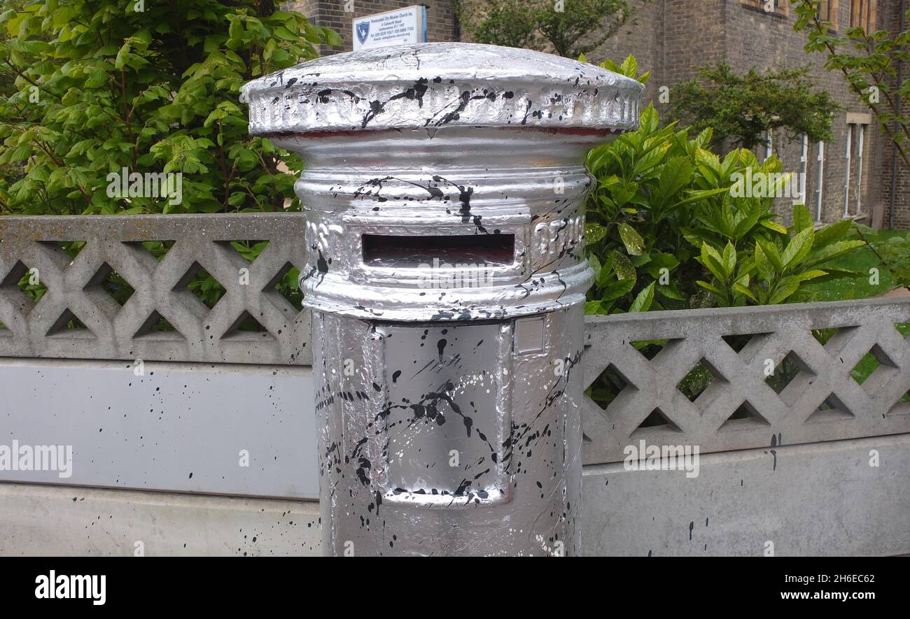 La posta di prima classe è stata portata in una nuova dimensione questa mattina quando gli abitanti locali a Leytonstone, Londra orientale, scoperto che la loro casella postale è stata spruzzata completamente argento durante la notte. Locale cavie David Bull di 69 anni ha detto 'sono stato un po 'confuso questa mattina quando si invia la mia lettera come di solito si vede la casella rossa in lontananza. So che è graffiti, probabilmente fatto dai capretti annoiato, ma fa un cambiamento dalla scatola tradizionale del alberino ed è un po'di dichiarazione come pezzo d'arte anche! È stato un punto di discussione qui stamattina" Foto Stock