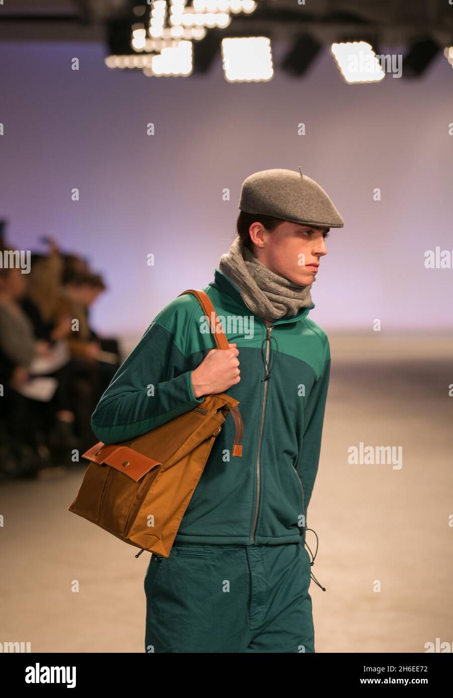 Un modello cammina lungo la passerella durante lo spettacolo della passerella YMC al Mens London Fashion Week. Foto Stock