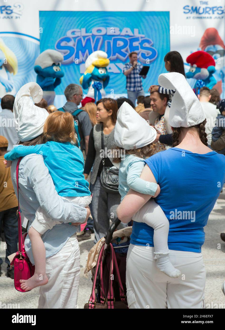 La gente festeggia il rilascio degli Smurfs 2 e del Global Smurf Day al Westfield Shopping Centre di Londra. Foto Stock