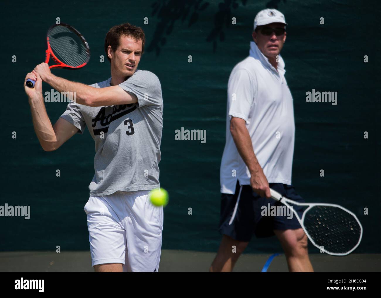 Andy Murray della Gran Bretagna si pratica con l'allenatore Ivan Lendl prima della finale di tennis di Wimbledon Foto Stock