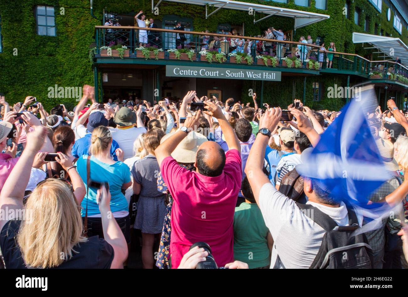 Andy Murray della Gran Bretagna raffigurato sul balcone con il suo trofeo dopo aver vinto la finale di tennis di Wimbledon contro il Novak Djokovic della Serbia. Foto Stock