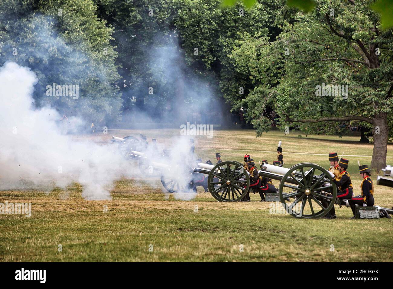 La truppa del re Royal Horse Artillery ha organizzato un saluto reale da 41 cannoni per celebrare la nascita del Principe reale Foto Stock