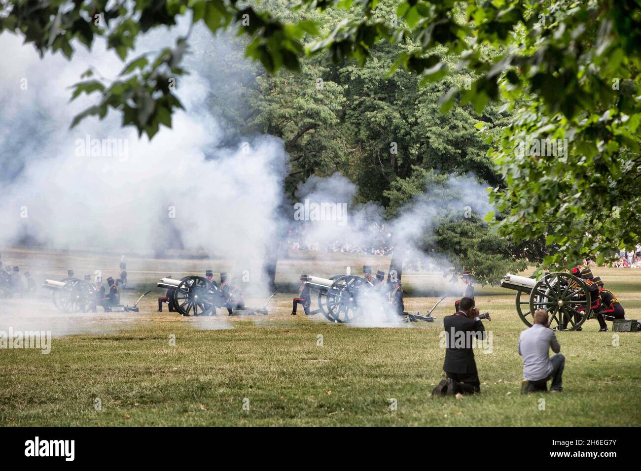 La truppa del re Royal Horse Artillery ha organizzato un saluto reale da 41 cannoni per celebrare la nascita del Principe reale Foto Stock