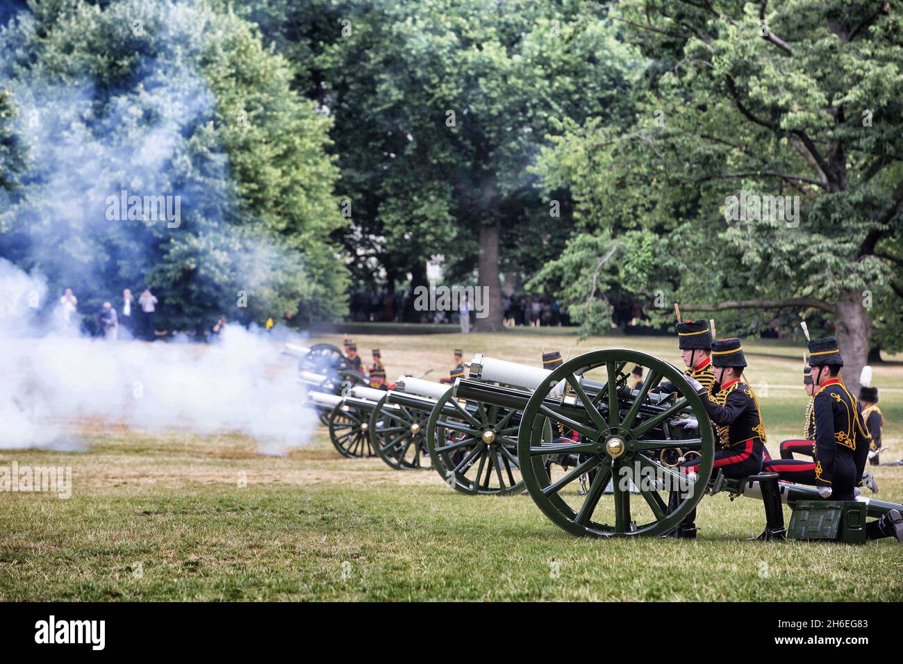 La truppa del re Royal Horse Artillery ha organizzato un saluto reale da 41 cannoni per celebrare la nascita del Principe reale Foto Stock