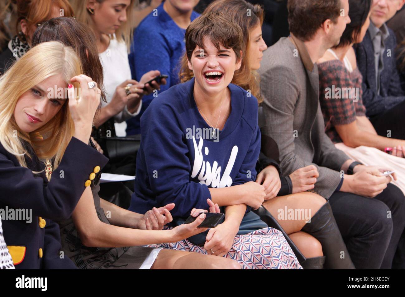 Alexa Chung e Pixie Geldof sono raffigurati alla mostra House of Holland Catwalk presso la Goldsmiths Hall di Londra Foto Stock