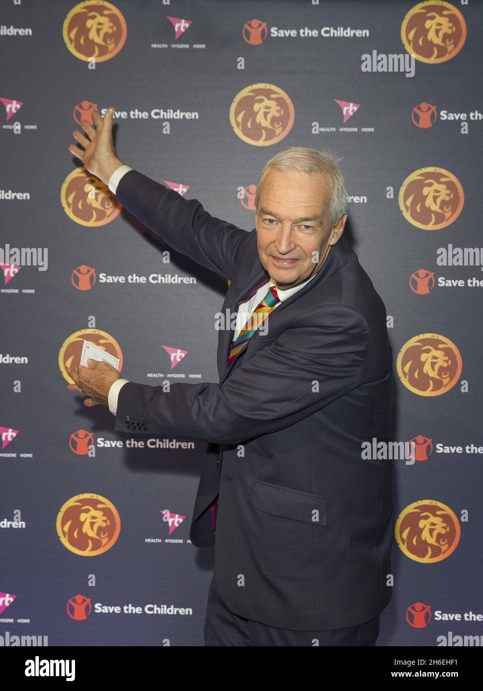 Jon Snow arriva all'evento di raccolta fondi Save the Children's Night of Reggae, sponsorizzato da RB, e tenuto alla Roundhouse di Londra mercoledì 12 marzo 2014, per raccogliere fondi per il lavoro salvavita della carità. Foto Stock