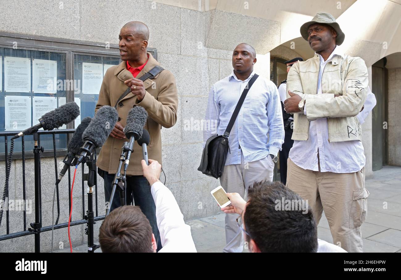 Il Tottenham Rights Group l-r Stafford Scott, Mark Braitwaite e Winston Silcott sono stati raffigurati al di fuori del Bailey vecchio dopo che Nicky Jacobs è stato trovato non colpevole dell'assassinio di PC Keith Blakelock durante le rivolte di Tottenham del 1985. Foto Stock