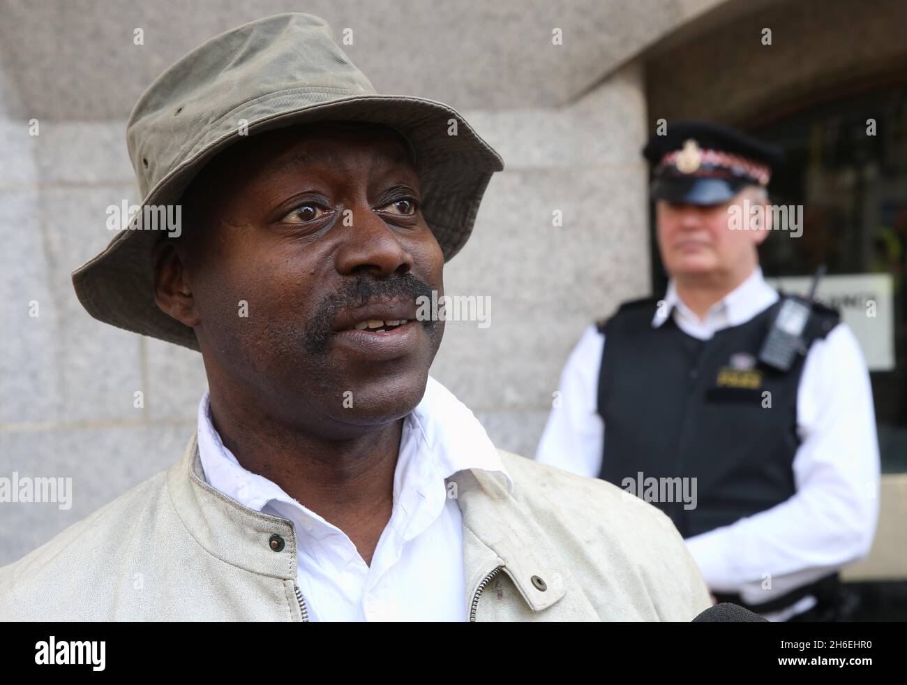 Il Winston Silcott del Tottenham Rights Group è stato raffigurato al di fuori del Bailey vecchio dopo che Nicky Jacobs è stato trovato non colpevole dell'assassinio di PC Keith Blakelock durante le rivolte di Tottenham 1985. Foto Stock