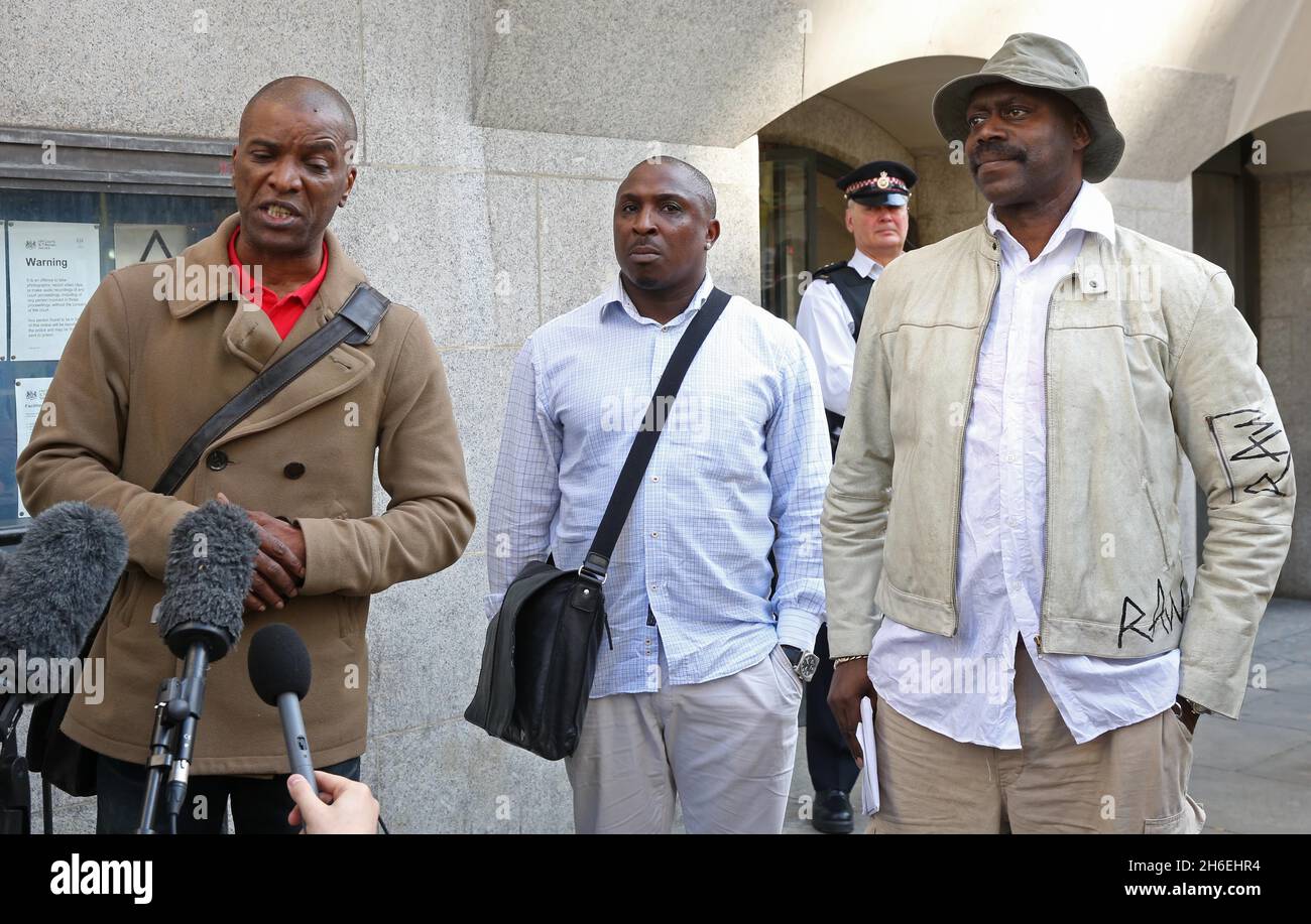 Il Tottenham Rights Group l-r Stafford Scott, Mark Braitwaite e Winston Silcott sono stati raffigurati al di fuori del Bailey vecchio dopo che Nicky Jacobs è stato trovato non colpevole dell'assassinio di PC Keith Blakelock durante le rivolte di Tottenham del 1985. Foto Stock