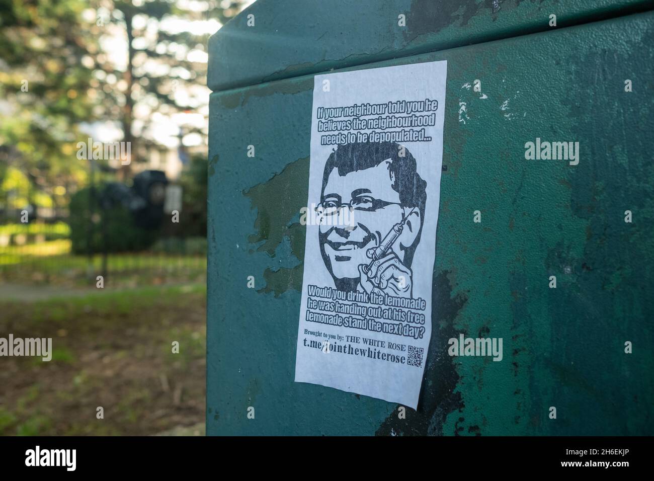 Londra- Novembre 2021 un anti vaccino, anti Covid 19 lockdown opuscolo informativo con Bill Gates pubblicato su mobili da strada nel centro di Londra Foto Stock