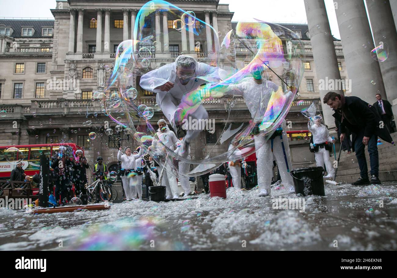 TransferWise, la startup tecnologica dirompente, guida il rally per un â€˜profondo cleanâ€™ del sistema finanziario con una protesta 'frizzante' fuori da Bank Station Foto Stock