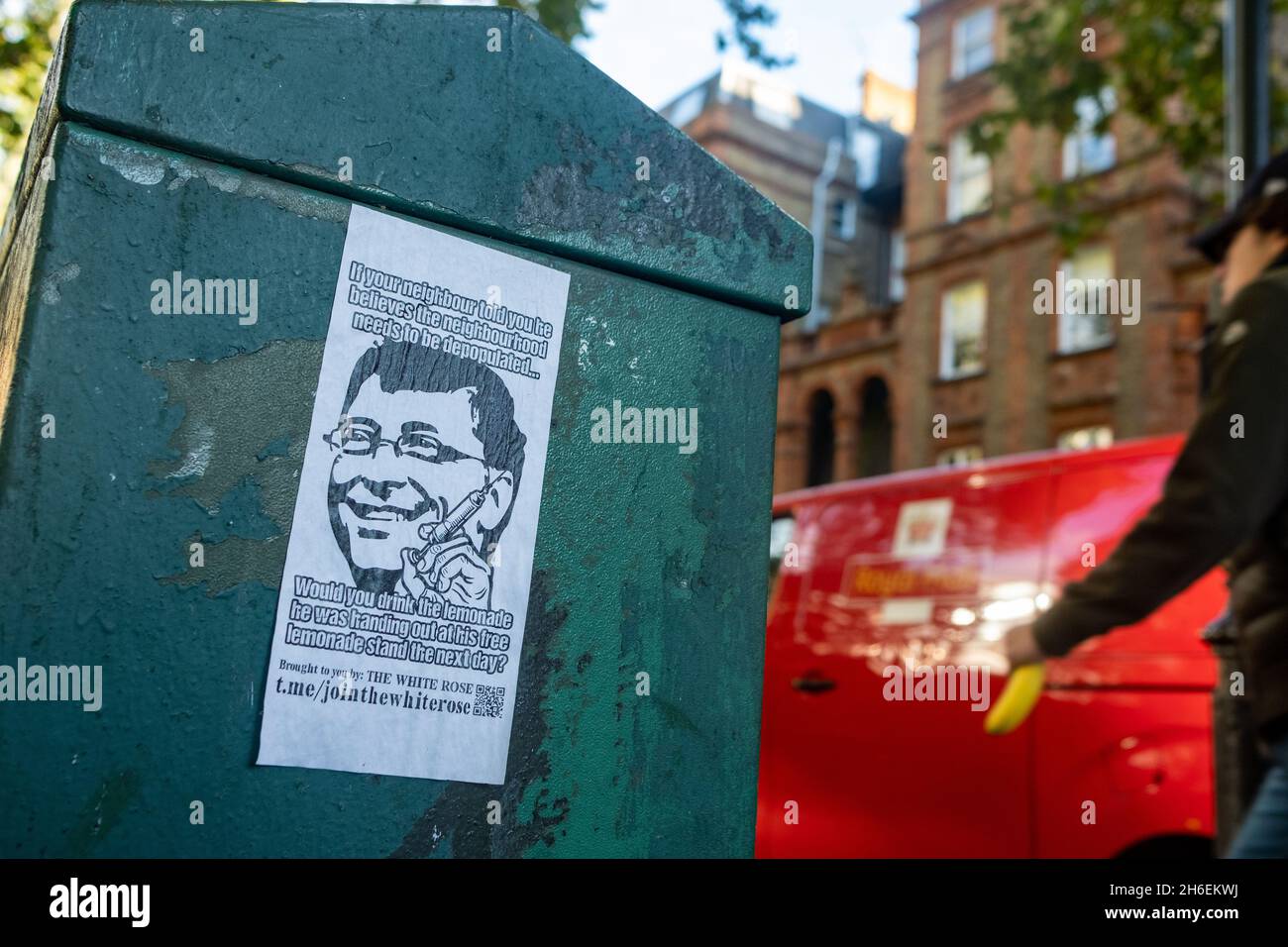 Londra- Novembre 2021 un anti vaccino, anti Covid 19 lockdown opuscolo informativo con Bill Gates pubblicato su mobili da strada nel centro di Londra Foto Stock