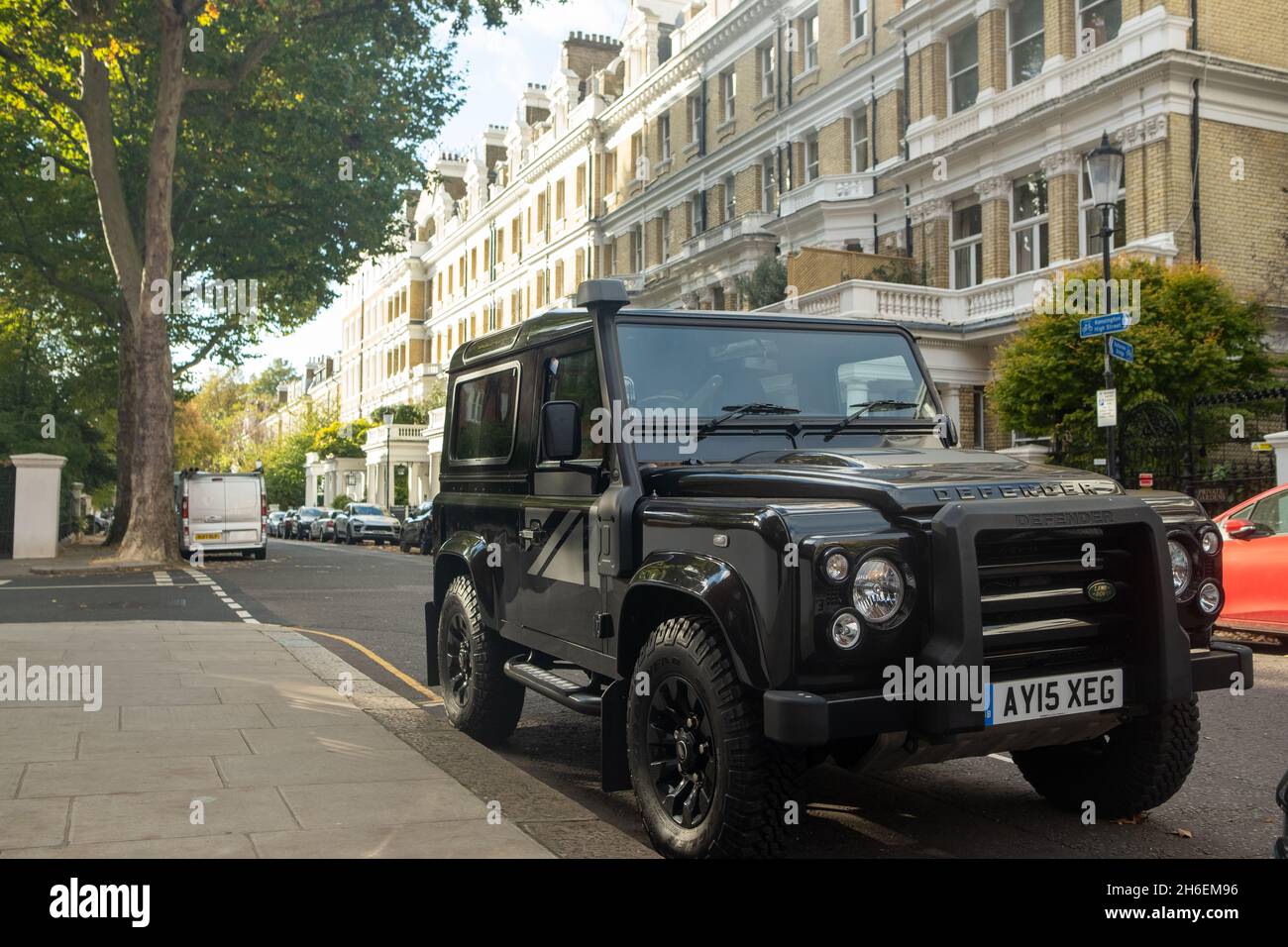 LONDRA: Land Rover Defender parcheggiato in London City Street Foto Stock