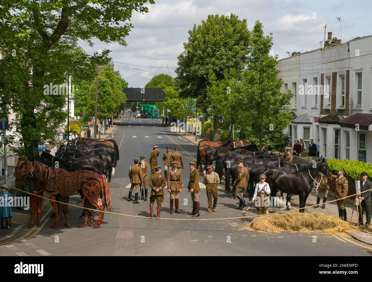 18 cavalli della Household Cavalry montato Regiment e Joey, il National Theatre's vita dimensioni cavallo burattino da cavallo di guerra, si è messo a ricreare un'immagine presa nella stessa strada nel 1915. Foto Stock