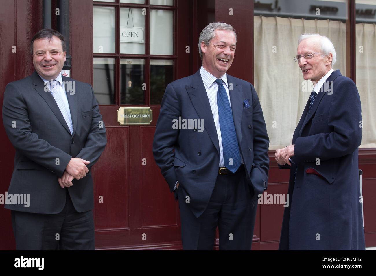 Nigel Farage, leader dell'UKIP, lascia un club privato a Mayfair questo pomeriggio dopo aver tenuto un incontro con i maggiori donatori. La foto mostra: Farage con due dei suoi maggiori donatori, Arron Banks (l) e Alan Boown (r) Foto Stock