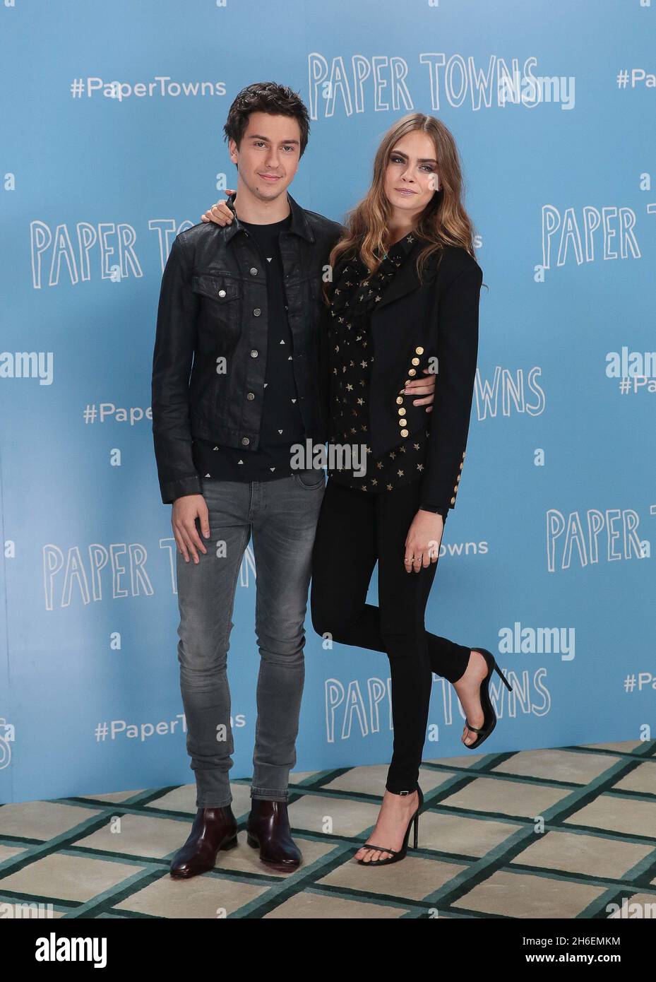 PAPER TOWNS fotocall frequentato da Cara Delevingne, Nat Wolff (a sinistra) a Claridges a Londra Foto Stock