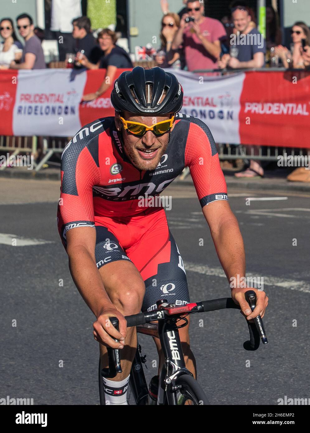 Vincitore Jean Pierre Drucker, Team BMC (in rosso), mentre il Prudential RideLondon London to Surrey Classic passa attraverso il Wimbledon Village. Foto Stock