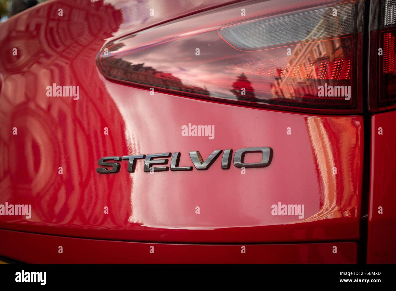 Londra - Novembre 2021: Un Alfa Romeo Stelvio parcheggiato sulla strada di Londra. Un SUV del costruttore italiano di automobili Foto Stock