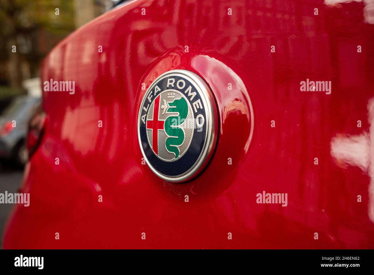 Londra - Novembre 2021: Un Alfa Romeo Stelvio parcheggiato sulla strada di Londra. Un SUV del costruttore italiano di automobili Foto Stock