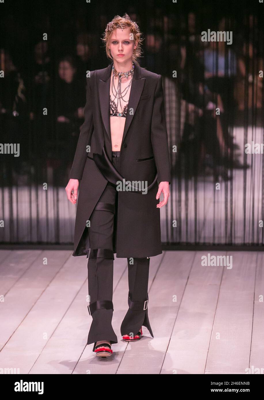 Modelli sulla passerella alla sfilata Alexander McQueen durante la London  Fashion Week Foto stock - Alamy
