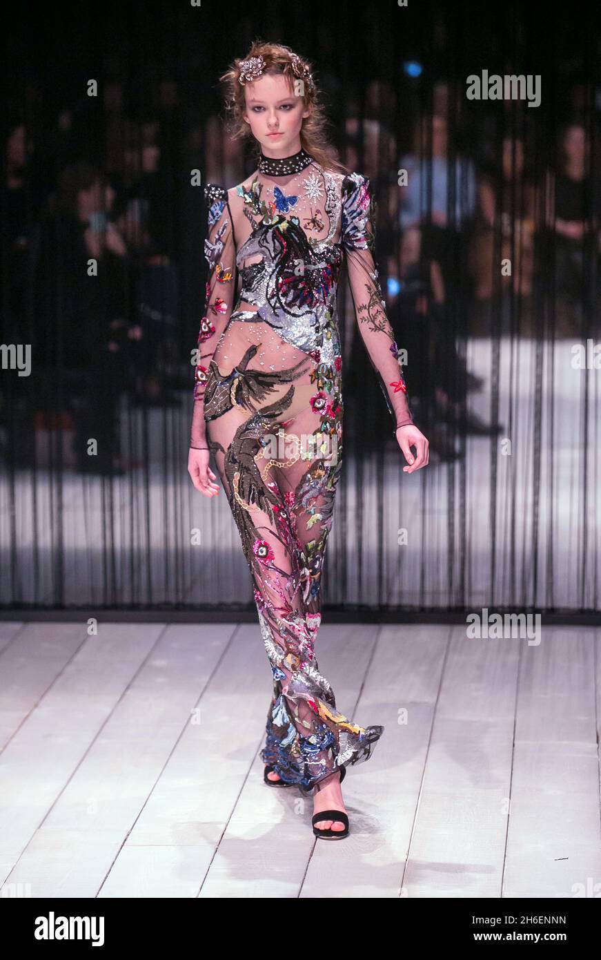 Modelli sulla passerella alla sfilata Alexander McQueen durante la London  Fashion Week Foto stock - Alamy