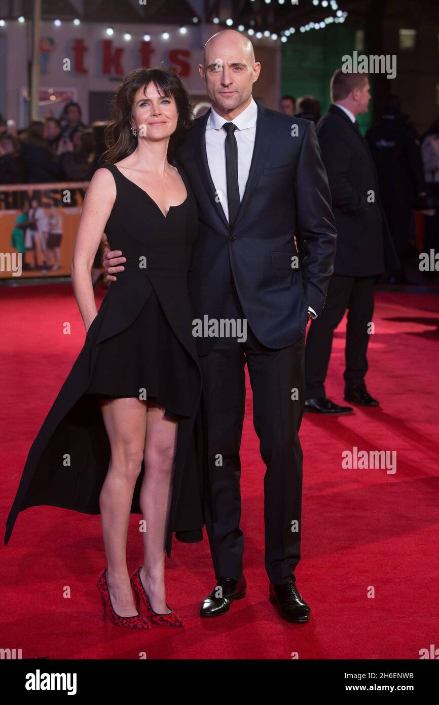 La prima del film di Grimsby a Londra, Leicester Square Liza Marshall e Mark strong Foto Stock