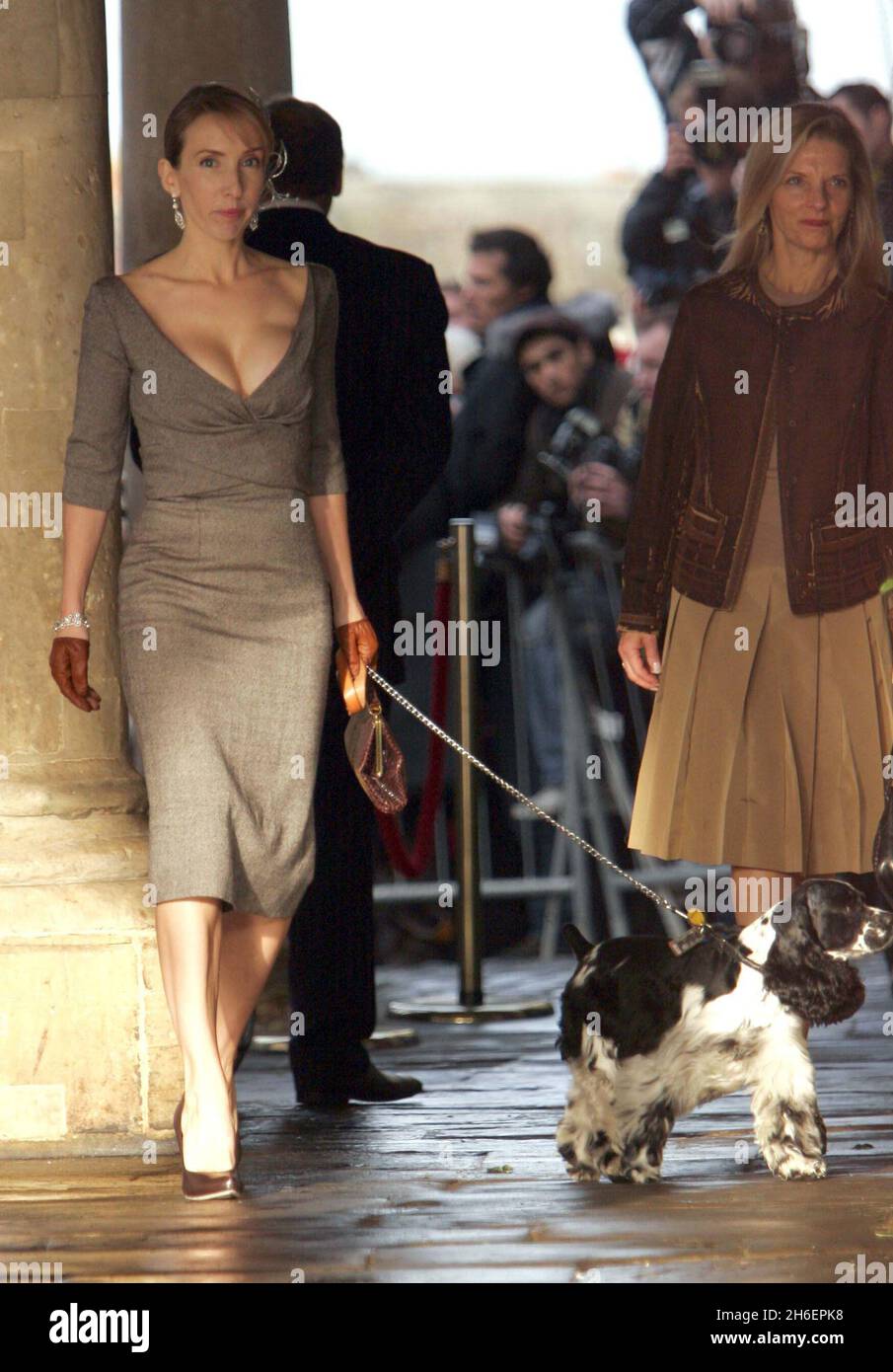 Sir Elton John e il partner David Furnish lasciano oggi la Guildhall a Windsor dopo essersi sposati il primo giorno in cui le partnership civili gay diventano legali in Inghilterra . FOTO: L'artista Sam Taylor Wood arriva alla Guildhall con il cane di Elton John Arthur Jeff Moore/allactiondigital.com Foto Stock